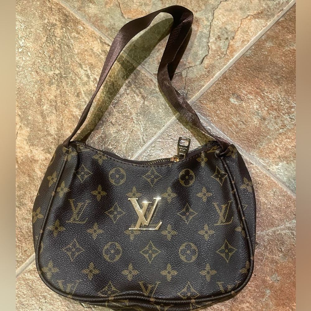 monogram logo adorable little kids purse or bag so cute 😍😍💕👧